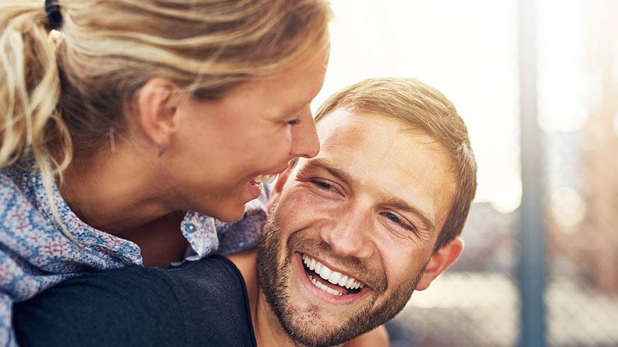 Pareja disfrutando tras la operación de vasectomía