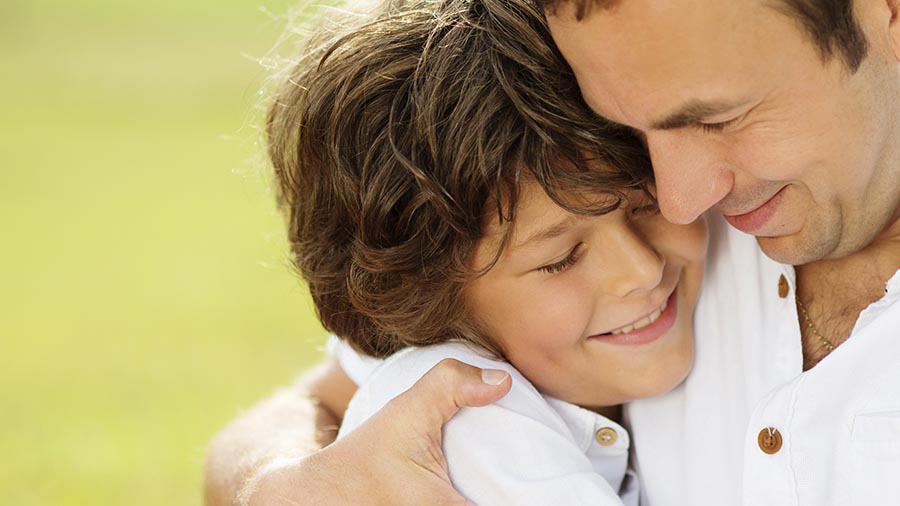 Padre e hijo tras el resultado de la prueba de paternidad